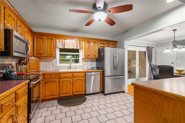 212 SW Craigmont Drive, Lee's Summit, MO 66081