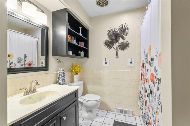 212 SW Craigmont Drive, Lee's Summit, MO 66081