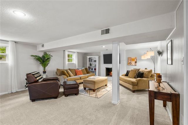 212 SW Craigmont Drive, Lee's Summit, MO 66081