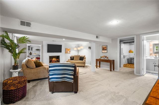 212 SW Craigmont Drive, Lee's Summit, MO 66081