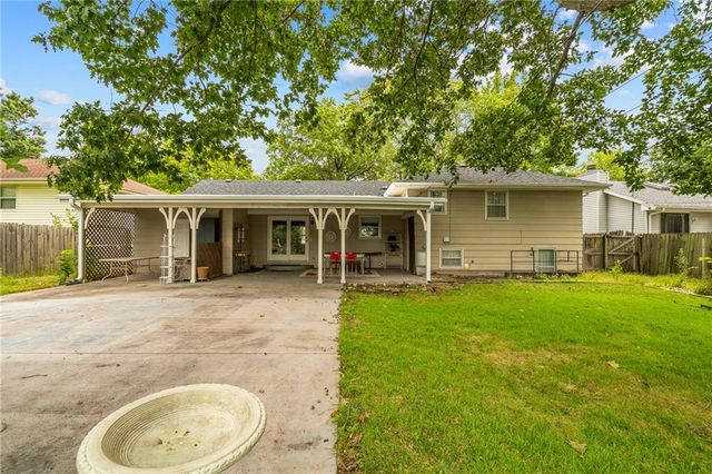 212 SW Craigmont Drive, Lee's Summit, MO 66081