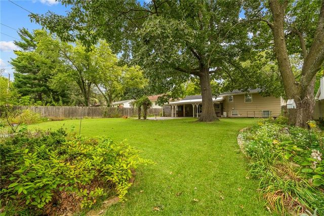 212 SW Craigmont Drive, Lee's Summit, MO 66081