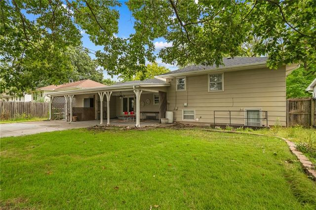 212 SW Craigmont Drive, Lee's Summit, MO 66081