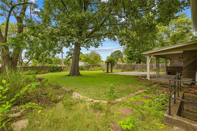 212 SW Craigmont Drive, Lee's Summit, MO 66081