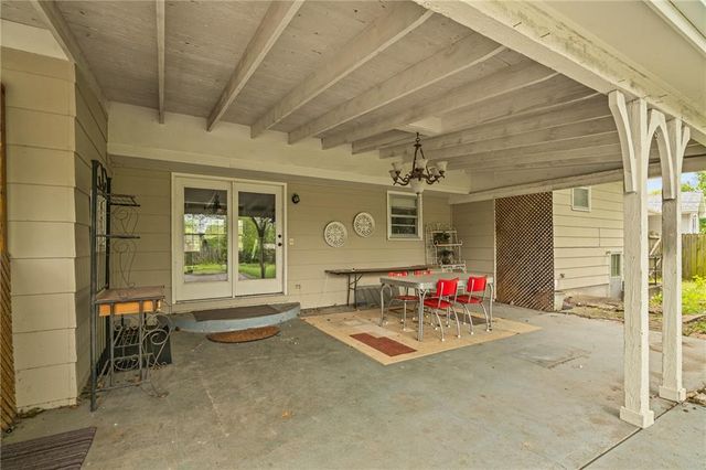 212 SW Craigmont Drive, Lee's Summit, MO 66081