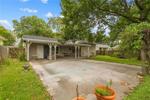 212 SW Craigmont Drive, Lee's Summit, MO 66081