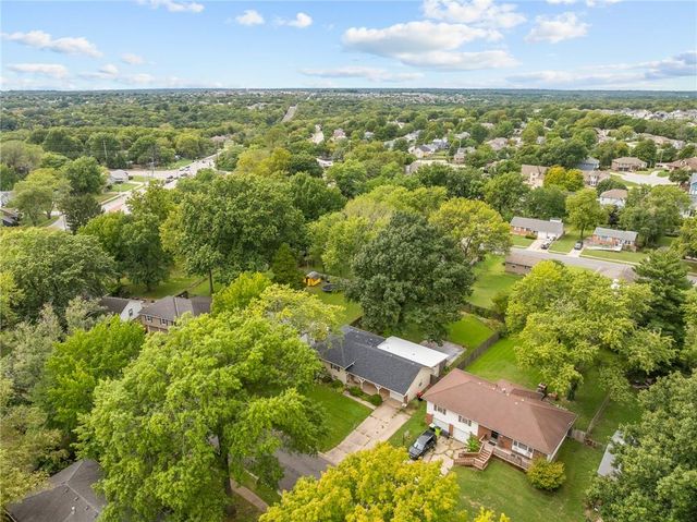 212 SW Craigmont Drive, Lee's Summit, MO 66081