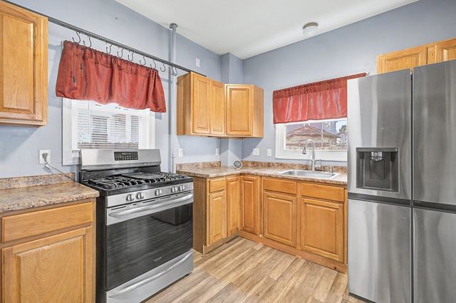 55 Elmwood Ave, Holyoke, MA 01040
