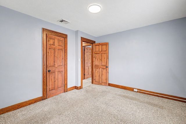 55 Elmwood Ave, Holyoke, MA 01040