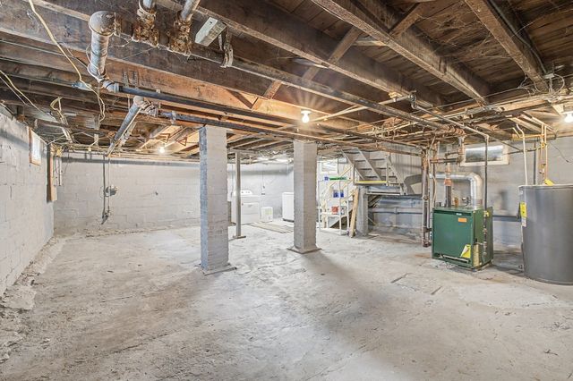 55 Elmwood Ave, Holyoke, MA 01040