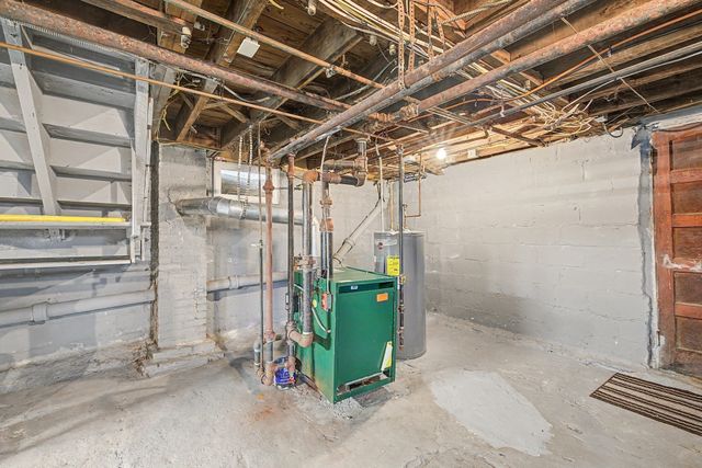 55 Elmwood Ave, Holyoke, MA 01040