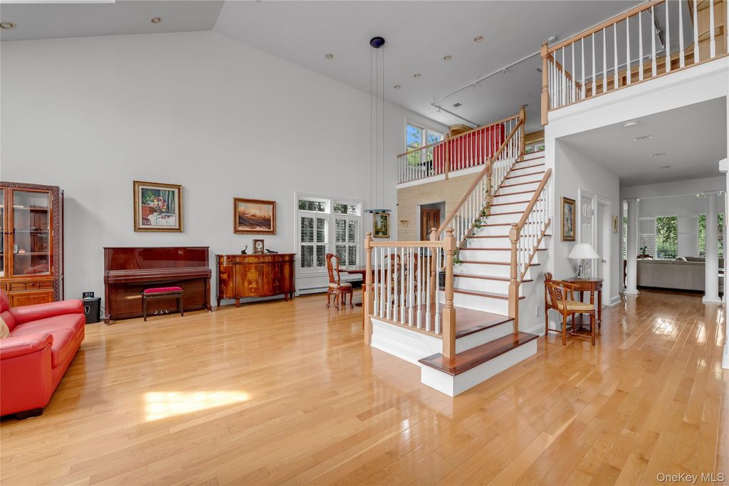 95 W Overlook, Port Washington, NY 11050 — photo 2