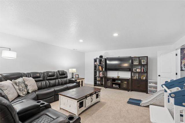 175 SE Stone Prairie Drive, Waukee, IA 50263