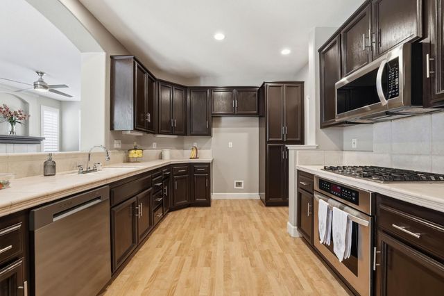 576 Sutherland Ranch Ln, Roseville, CA 95678