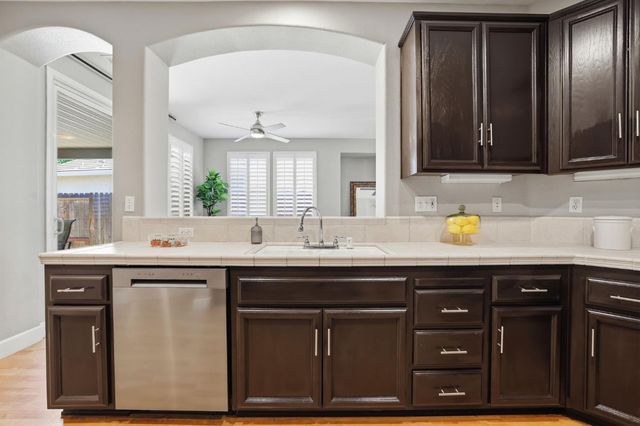576 Sutherland Ranch Ln, Roseville, CA 95678