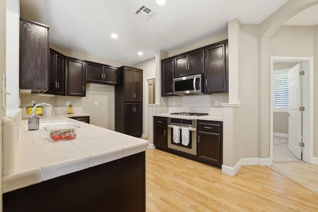 576 Sutherland Ranch Ln, Roseville, CA 95678