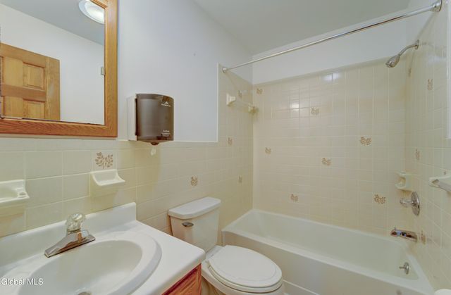 6 Crown Pt., Clifton Park, NY 12019