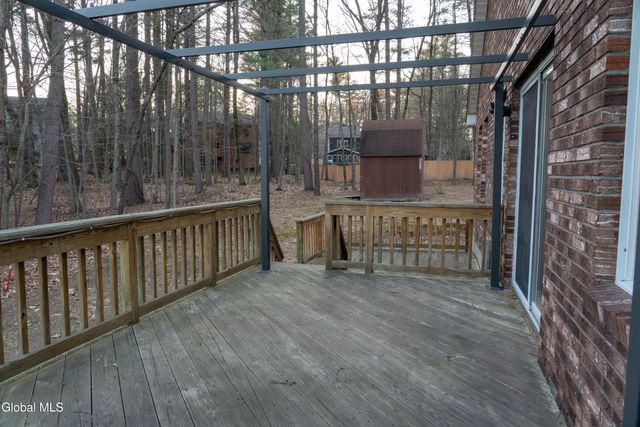 6 Crown Pt., Clifton Park, NY 12019