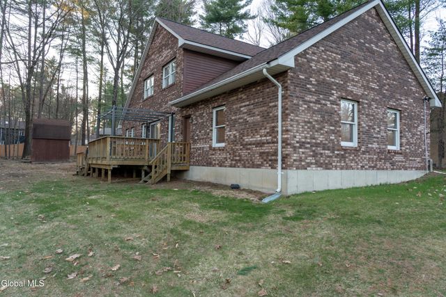 6 Crown Pt., Clifton Park, NY 12019