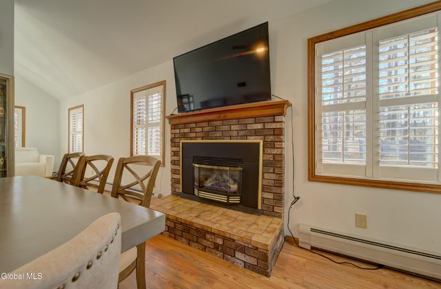 6 Crown Pt., Clifton Park, NY 12019