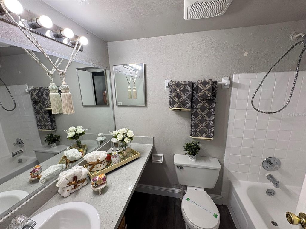 Image 11 of property listing at 4265 S SEMORAN BOULEVARD 5, Orlando, FL 32822