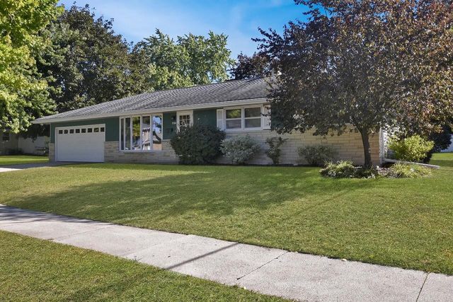 1017 E Kilbourn AVENUE, West Bend, WI 53095