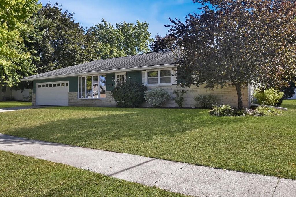 1017 E Kilbourn AVENUE, West Bend, WI 53095