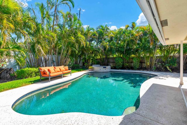 88 Pinehill Trail E, Tequesta, FL 33469