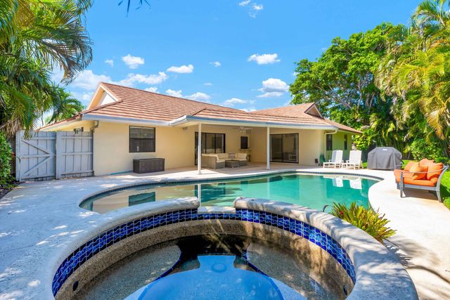 88 Pinehill Trail E, Tequesta, FL 33469