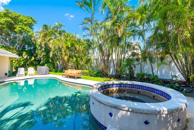 88 Pinehill Trail E, Tequesta, FL 33469