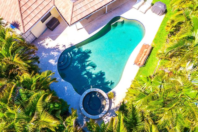 88 Pinehill Trail E, Tequesta, FL 33469