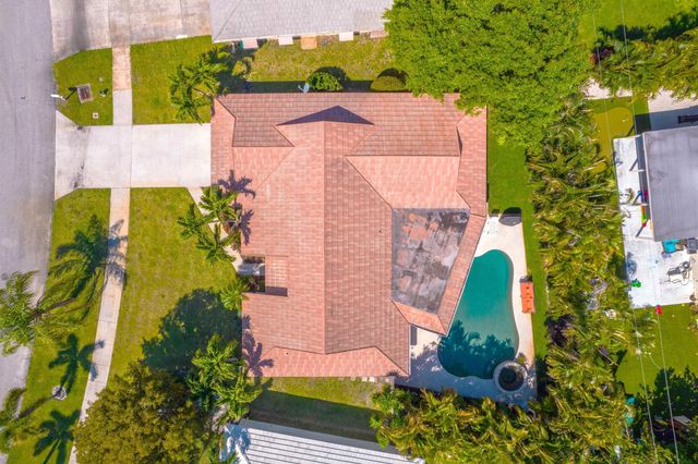 88 Pinehill Trail E, Tequesta, FL 33469