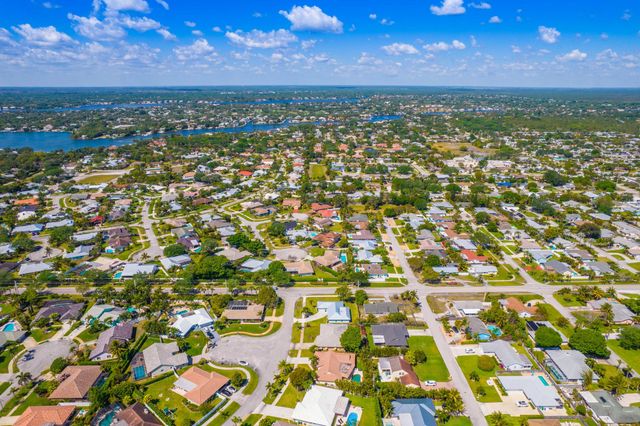 88 Pinehill Trail E, Tequesta, FL 33469