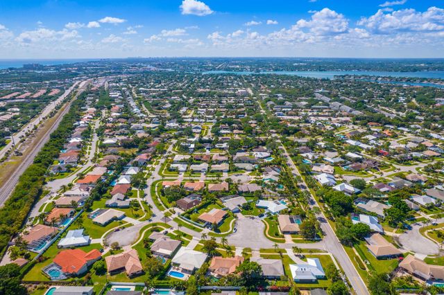 88 Pinehill Trail E, Tequesta, FL 33469