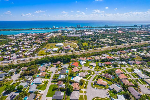 88 Pinehill Trail E, Tequesta, FL 33469