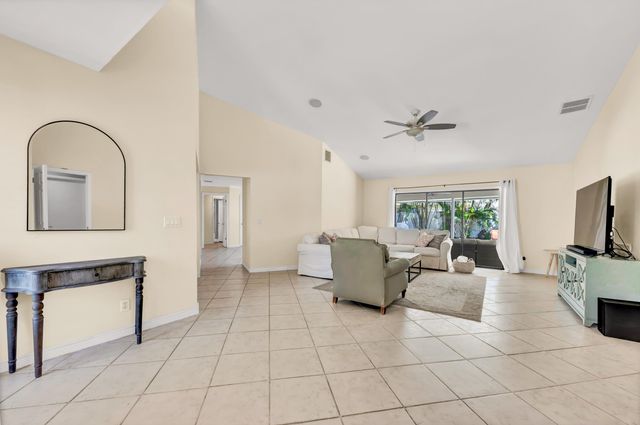 88 Pinehill Trail E, Tequesta, FL 33469