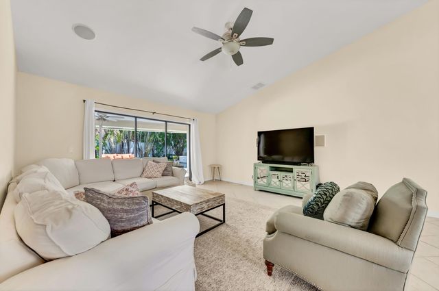 88 Pinehill Trail E, Tequesta, FL 33469