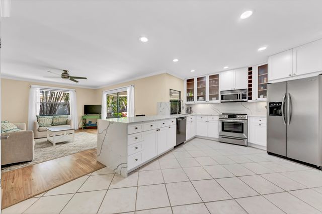 88 Pinehill Trail E, Tequesta, FL 33469
