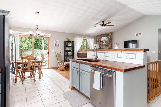 2608 N Wuthering Hills Drive, Janesville, WI 53546