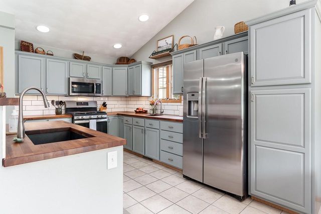 2608 N Wuthering Hills Drive, Janesville, WI 53546