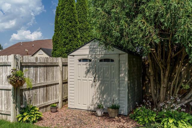 2608 N Wuthering Hills Drive, Janesville, WI 53546