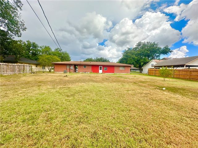 1316 Northwood St, Alice, TX 78332