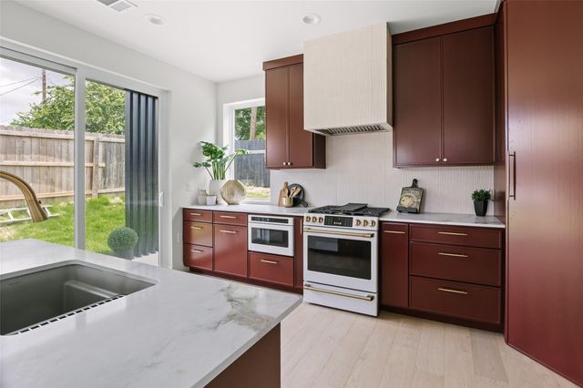 5104 Stone Gate DR 3, Austin, TX 78721