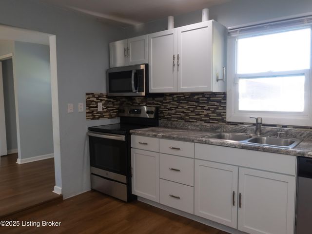 2021 Appleton Ln, Louisville, KY 40216