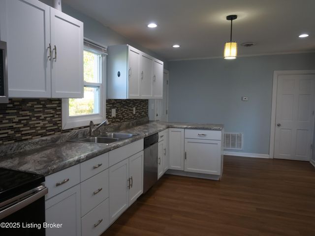 2021 Appleton Ln, Louisville, KY 40216