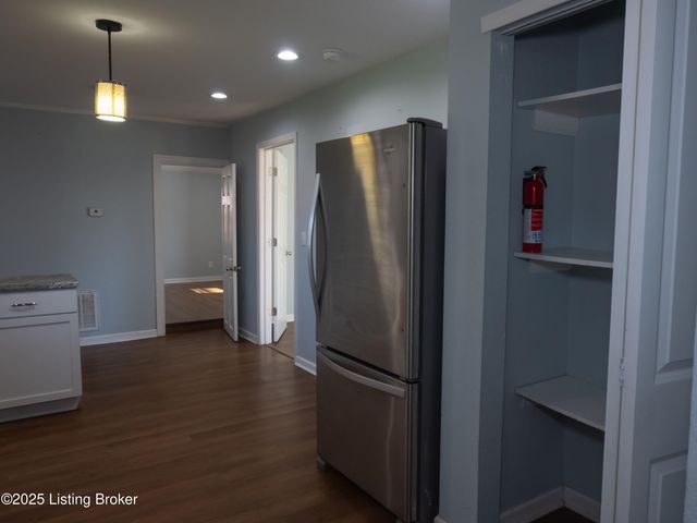 2021 Appleton Ln, Louisville, KY 40216