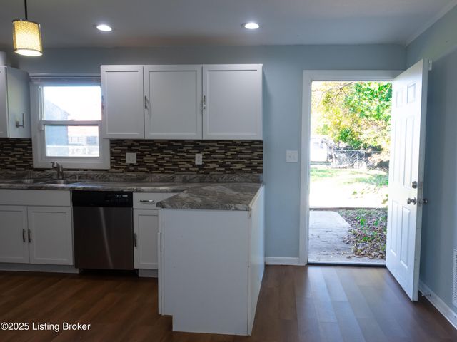 2021 Appleton Ln, Louisville, KY 40216