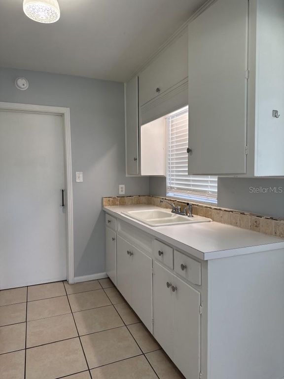 Image 4 of property listing at 1724 W ELDRED DRIVE, Tampa, FL 33603