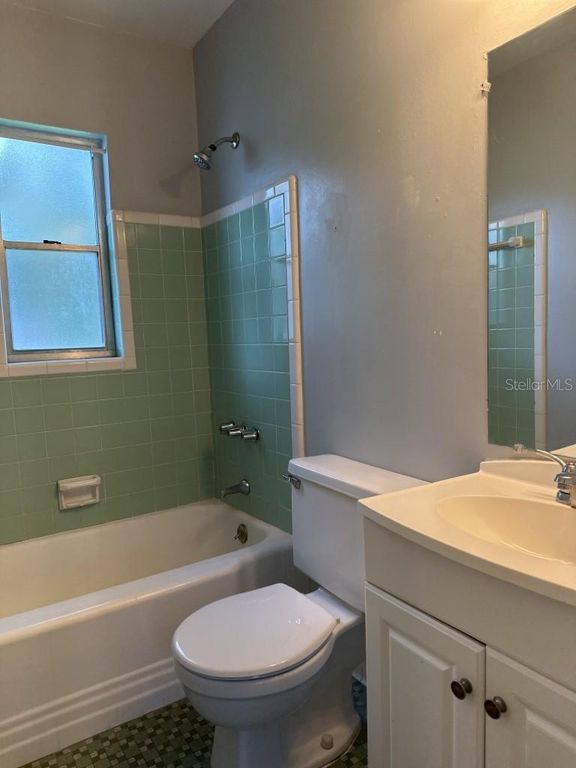 Image 10 of property listing at 1724 W ELDRED DRIVE, Tampa, FL 33603