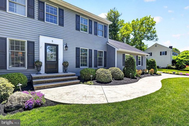 5 FAIRWAY DR, West Windsor, NJ 08550